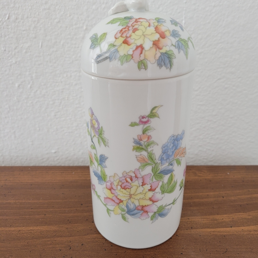 Vintage porcelain jar -Elizabeth Arden collectible